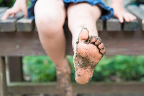 Nature-Play-dirty-feet